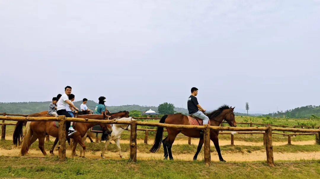 木兰草原上的骑马游客。通讯员聂传伟 摄