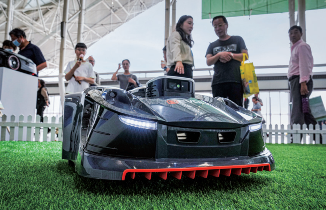 2025年4月19日，2025年“外贸优品中华行江苏站”展览上的智能割草机器东说念主      图/新华