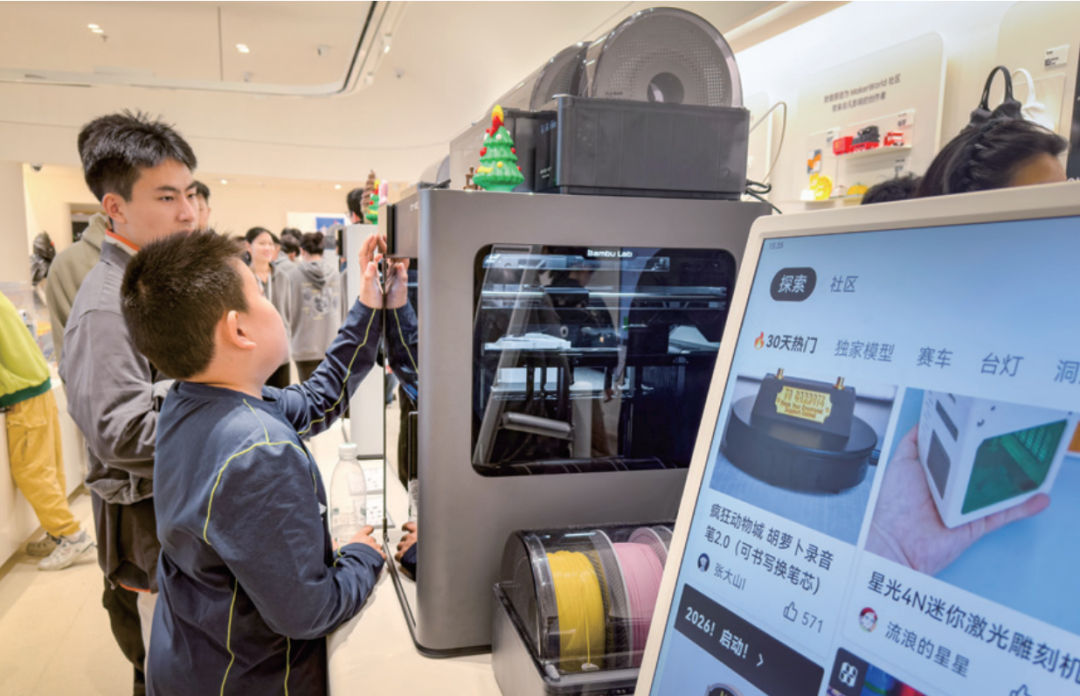2025年12月13日，深圳万象城内，旅客在拓竹科技3D打印旗舰线下店内参不雅、体验      图/IC