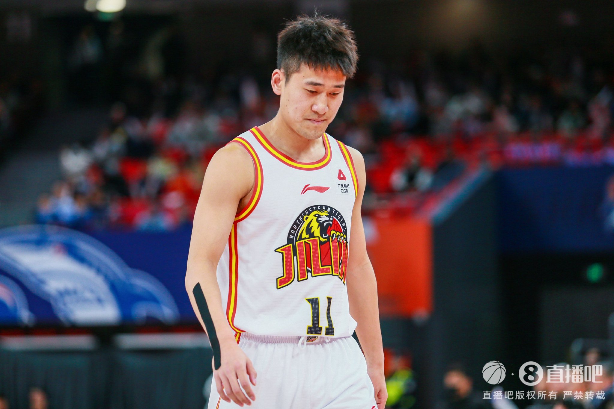 需要你的火力！姜伟泽半场7中1仅得4分1板1助 三分没开3投全铁