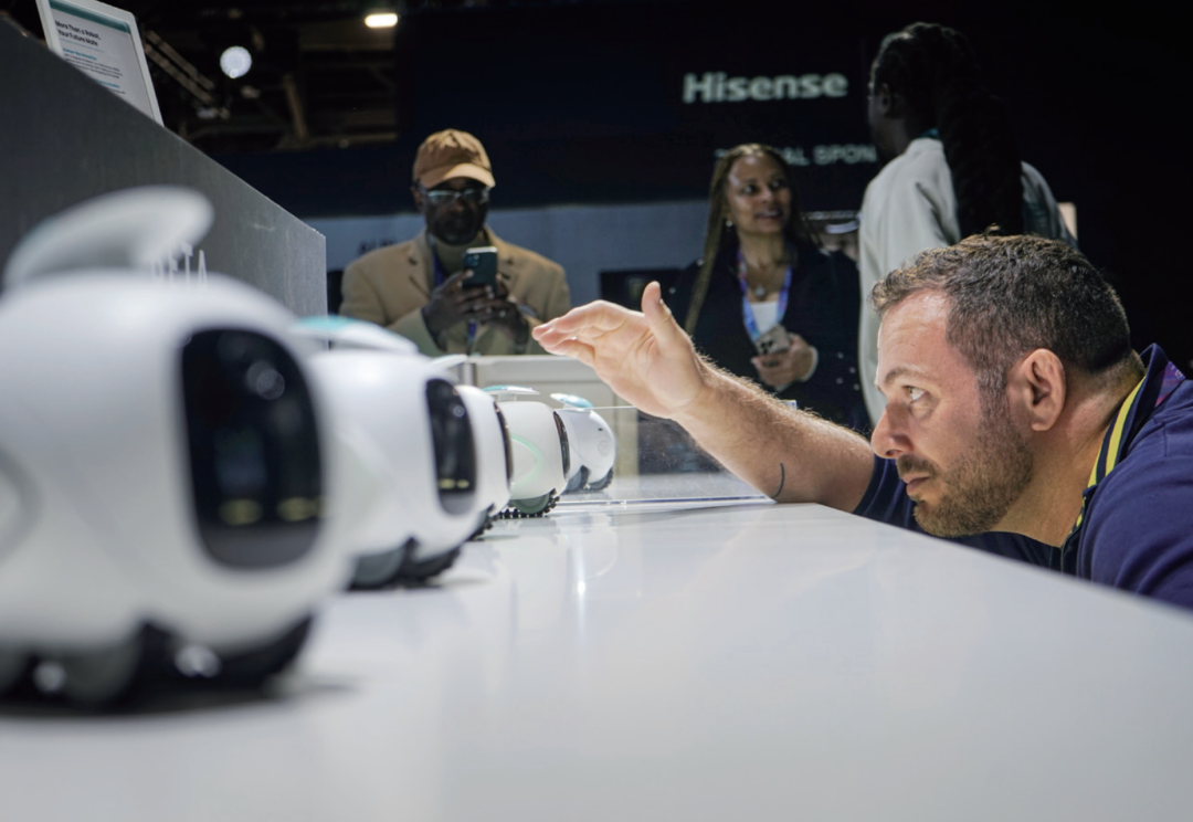 2026年1月7日，不雅众在2026年好意思国拉斯维加斯耗尽电子延期间不雅看搭载新一代AI智能识别引擎的奉陪机器东说念主。图/新华