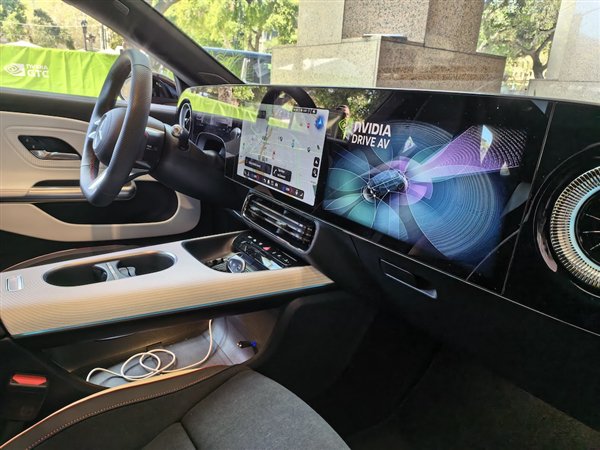 奔驰 CLA 试驾车上的英伟达智驾标志|图片来源：极客公园