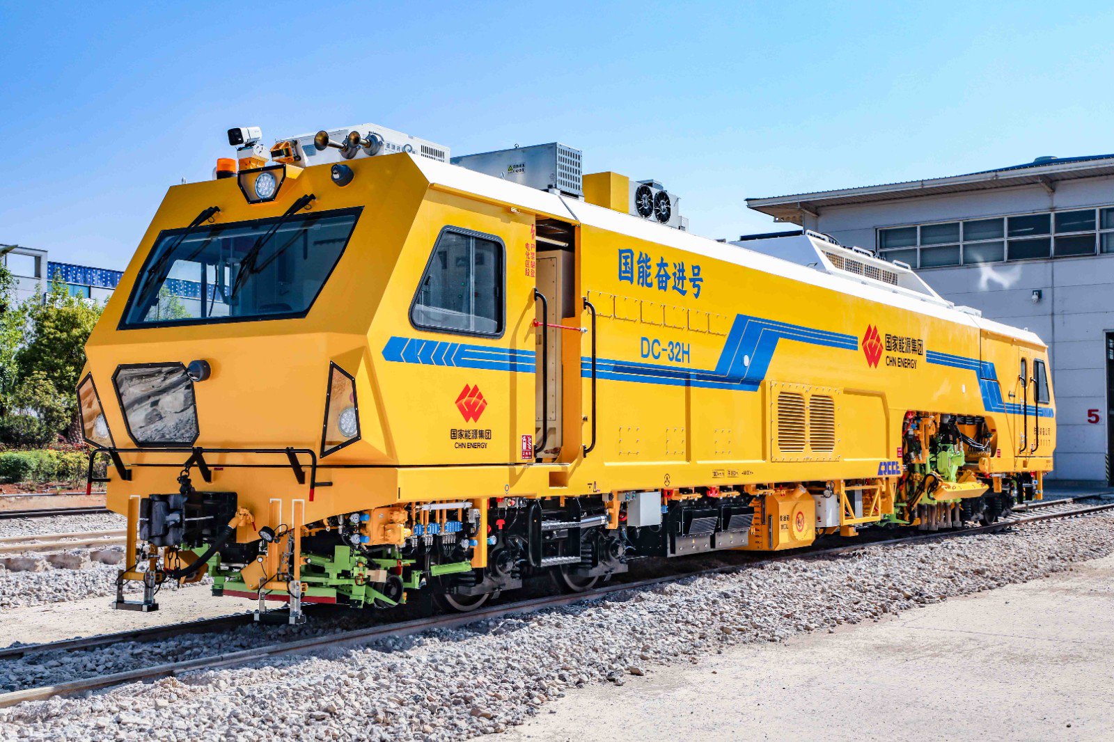 我国首台铁路隧道双动力智能捣固车下线