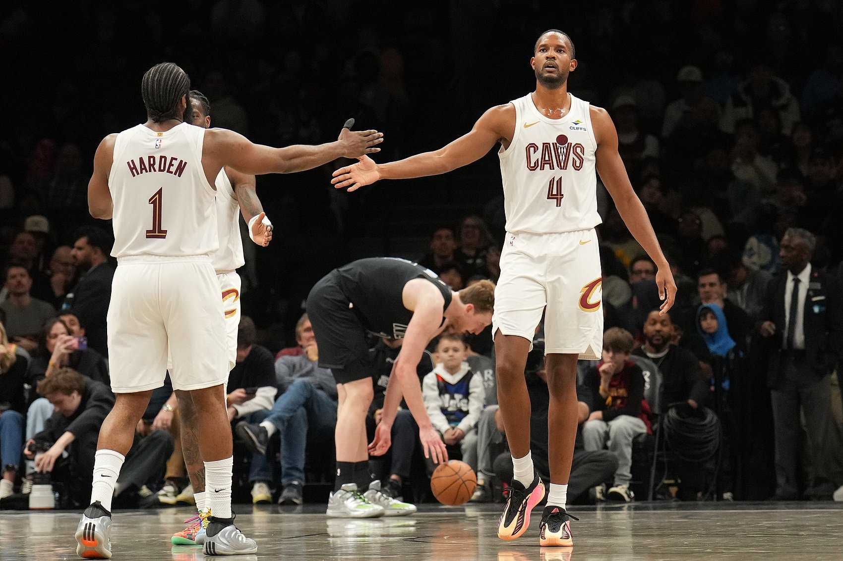 登哥做饼一绝！哈登今天14助攻里7次助攻莫布里 有5次是挡拆配合