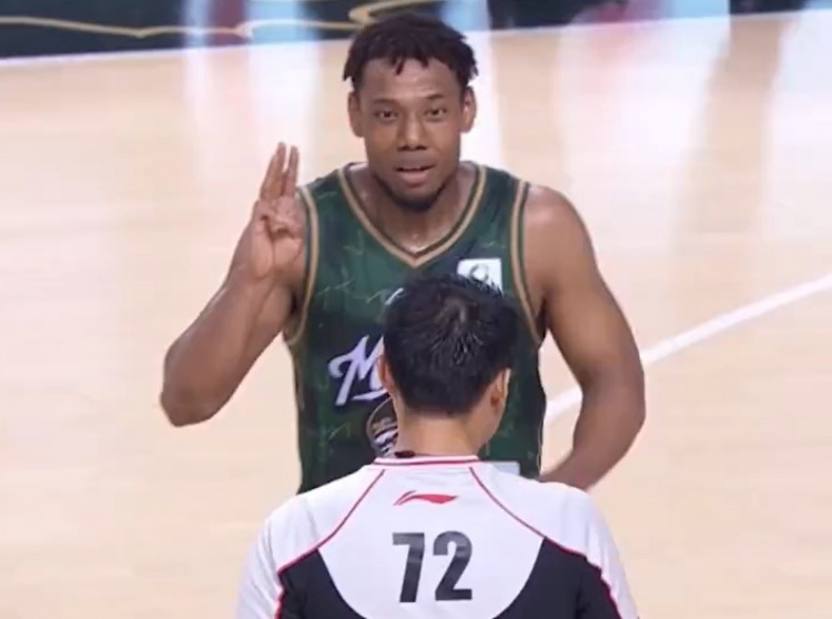 祝铭震切球时被吹犯规 随后举起三根指头疑似对着CBA裁判当场发誓