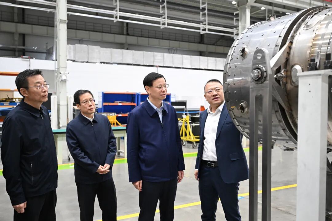 省委书记许昆林在中国航发燃气轮机有限公司制造装试基地，参观燃气轮机装配生产线。
