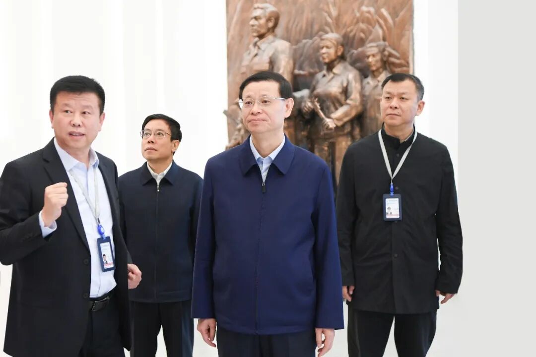 省委书记许昆林详细了解中国航发沈阳发动机研究所的发展历程。