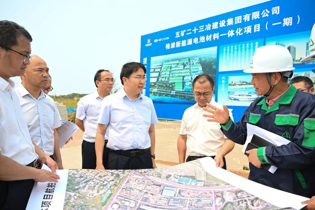 李玉成（中）到格派新能源电池材料一体化项目现场调研。融媒体记者 &nbsp;夏玮蔓 摄