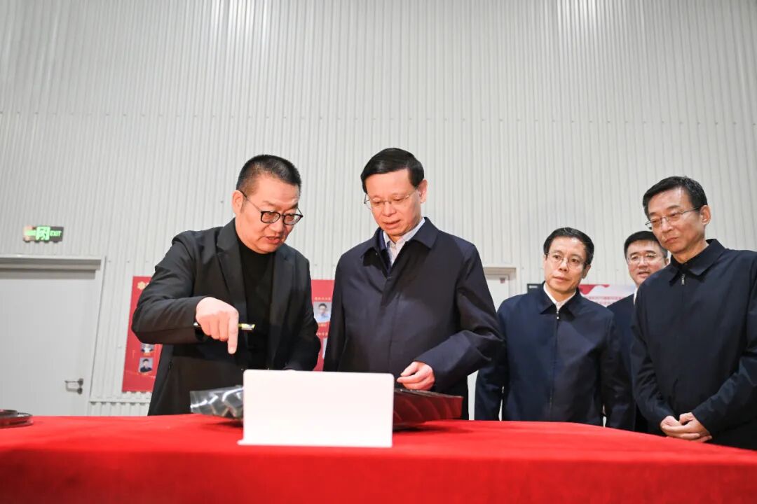 省委书记许昆林察看沈阳强航时代精密科技有限公司的生产工艺。