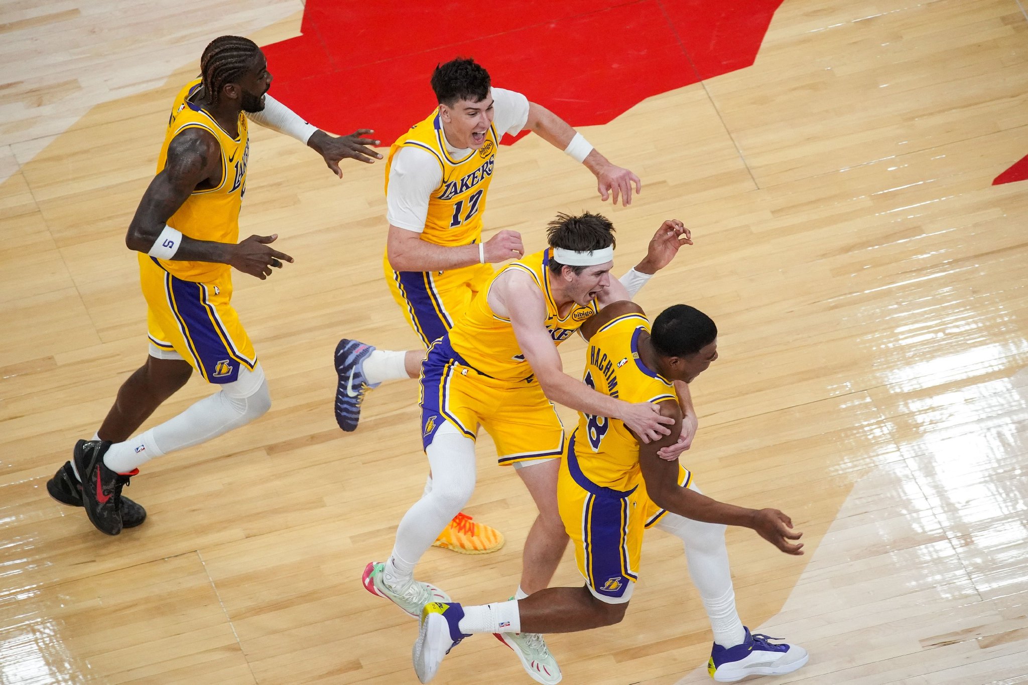 艾顿：我们在场上形成默契和理念 下一个人站出来 大家相互支持