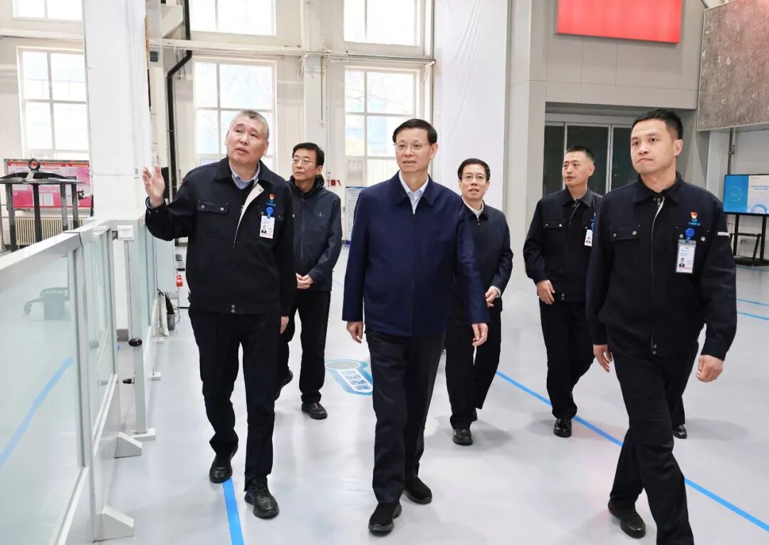 省委书记许昆林在中国航发黎明，察看数智化生产线。