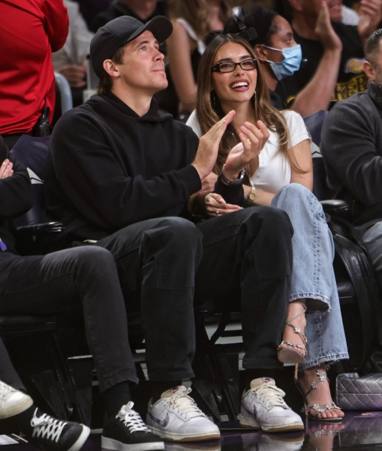 格莱美提名女歌手麦迪逊·比尔观战湖骑大战 笑容甜美身材超性感