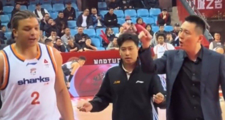 上海队记：教练球员争执很常见 现在出现问题也比季后赛出问题好