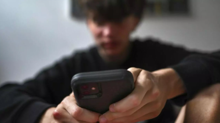 法国参议院通过法案 限制15岁以下人群使用社交网络平台