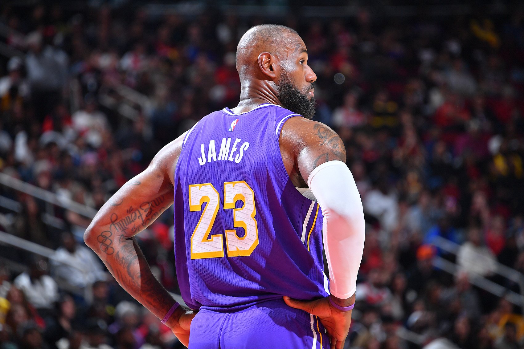 名记：湖人不会追求詹姆斯以外的球星 但詹姆斯要降薪才能留队