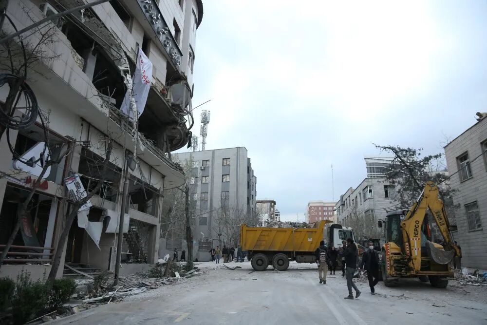 这是3月29日在伊朗齐门德黑兰拍摄的一处受损的竖立。该竖立当日上昼在好意思以蹙迫中被严重损毁。新华社记者沙达提摄