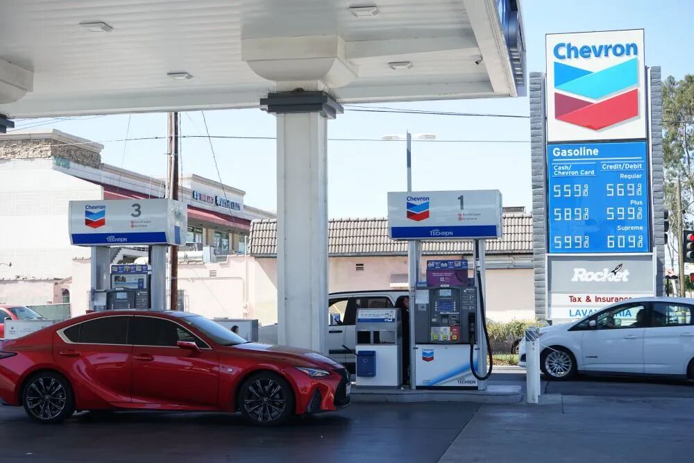 这是3月17日在好意思国加利福尼亚州洛杉矶县埃尔蒙特市拍摄的一家加油站。新华社发（曾慧摄）