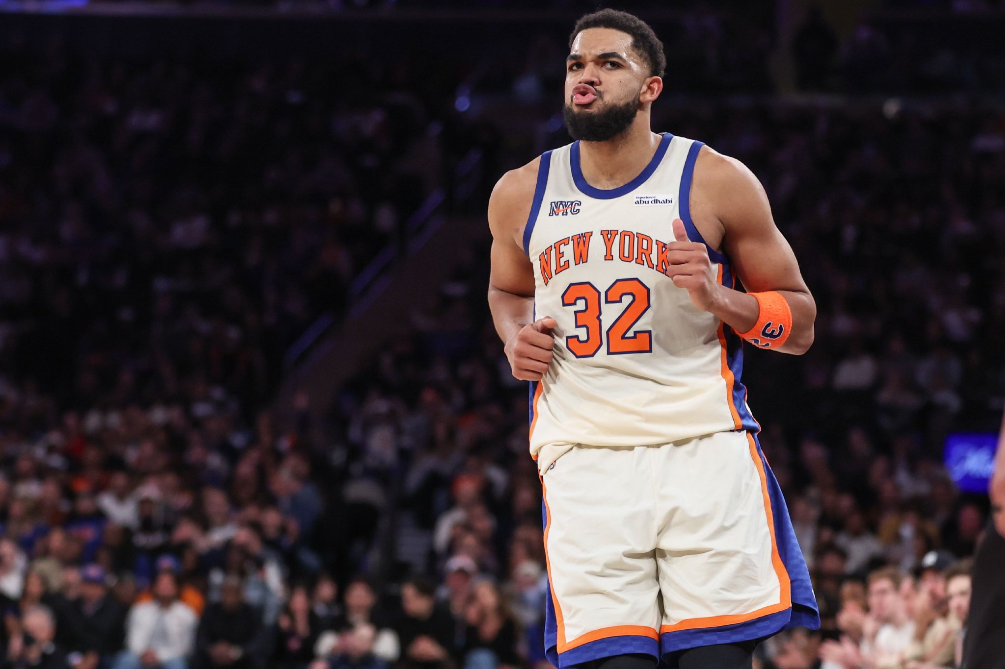 被包夹还是给力！唐斯半场8中5拿到13分7板5助 送脑后精彩妙传