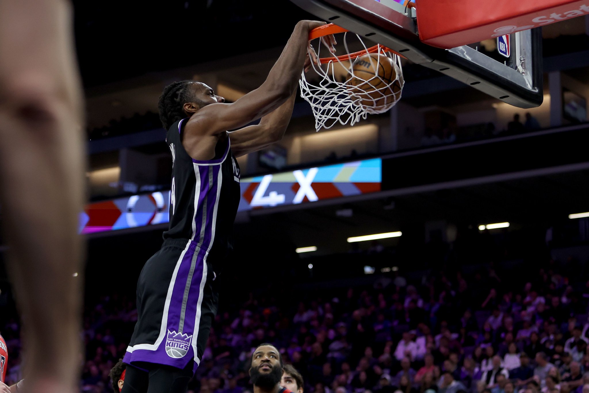 神兽级别！阿丘瓦上半场13中8砍下18分15篮板 其中9个前场板