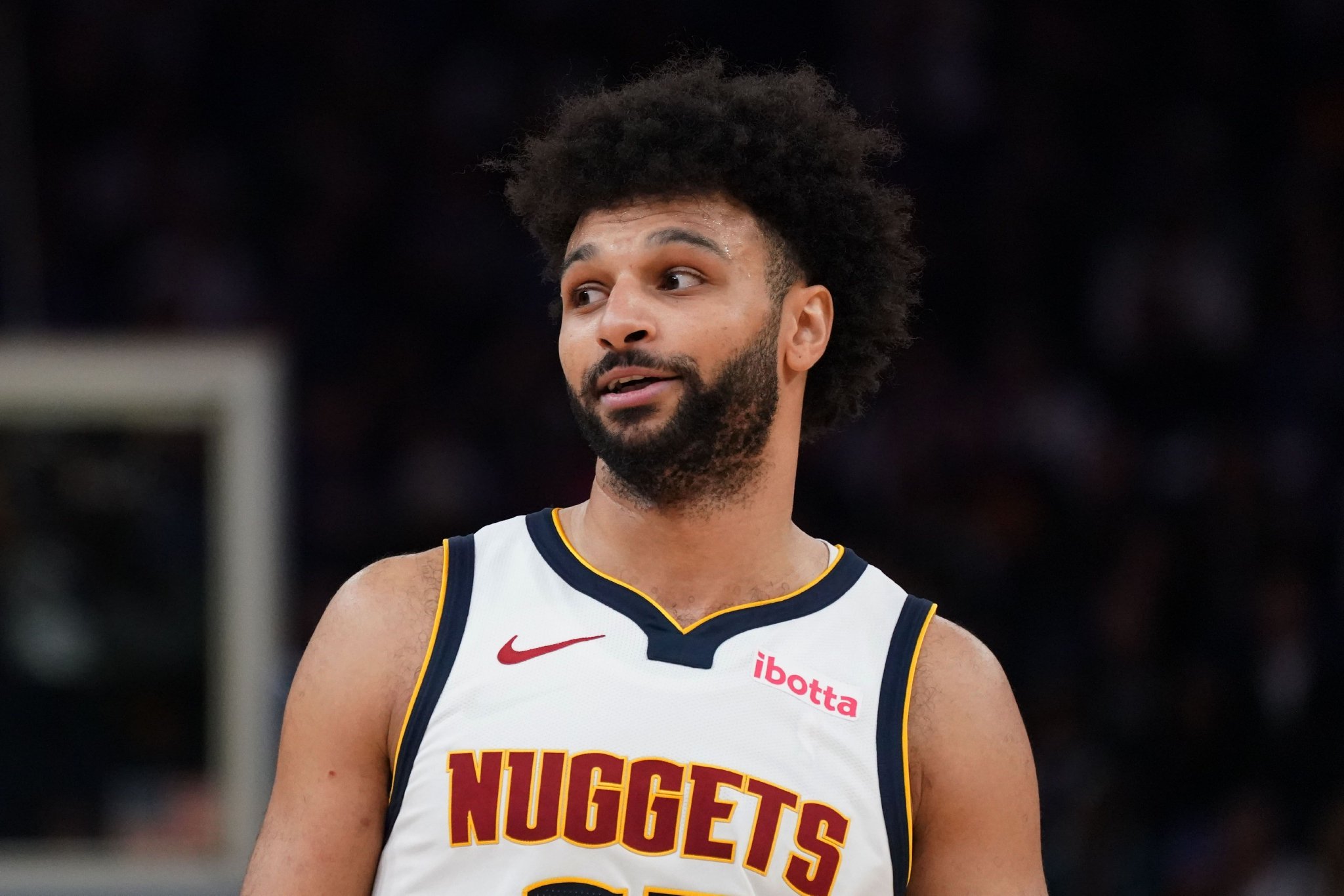 火力全开！贾马尔·穆雷半场6记三分砍下20分4板2助1断 首节15分