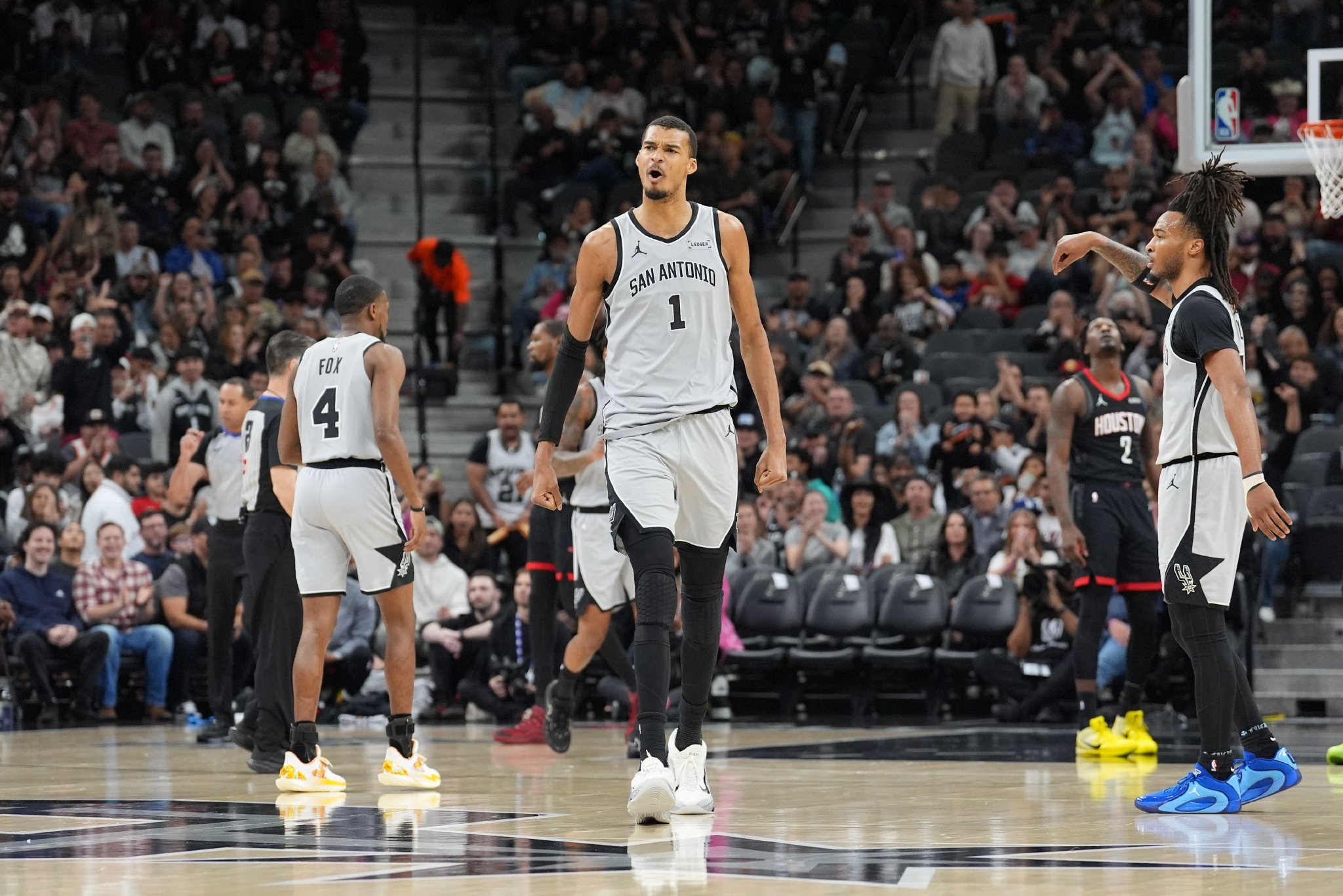 马刺本赛季已经8次在客场赢对手25+ 平NBA历史纪录！