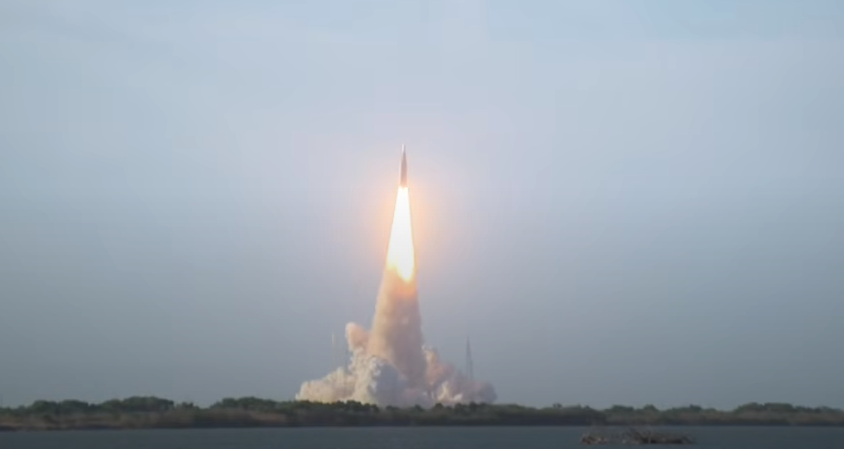 美国执行载人绕月任务火箭发射升空