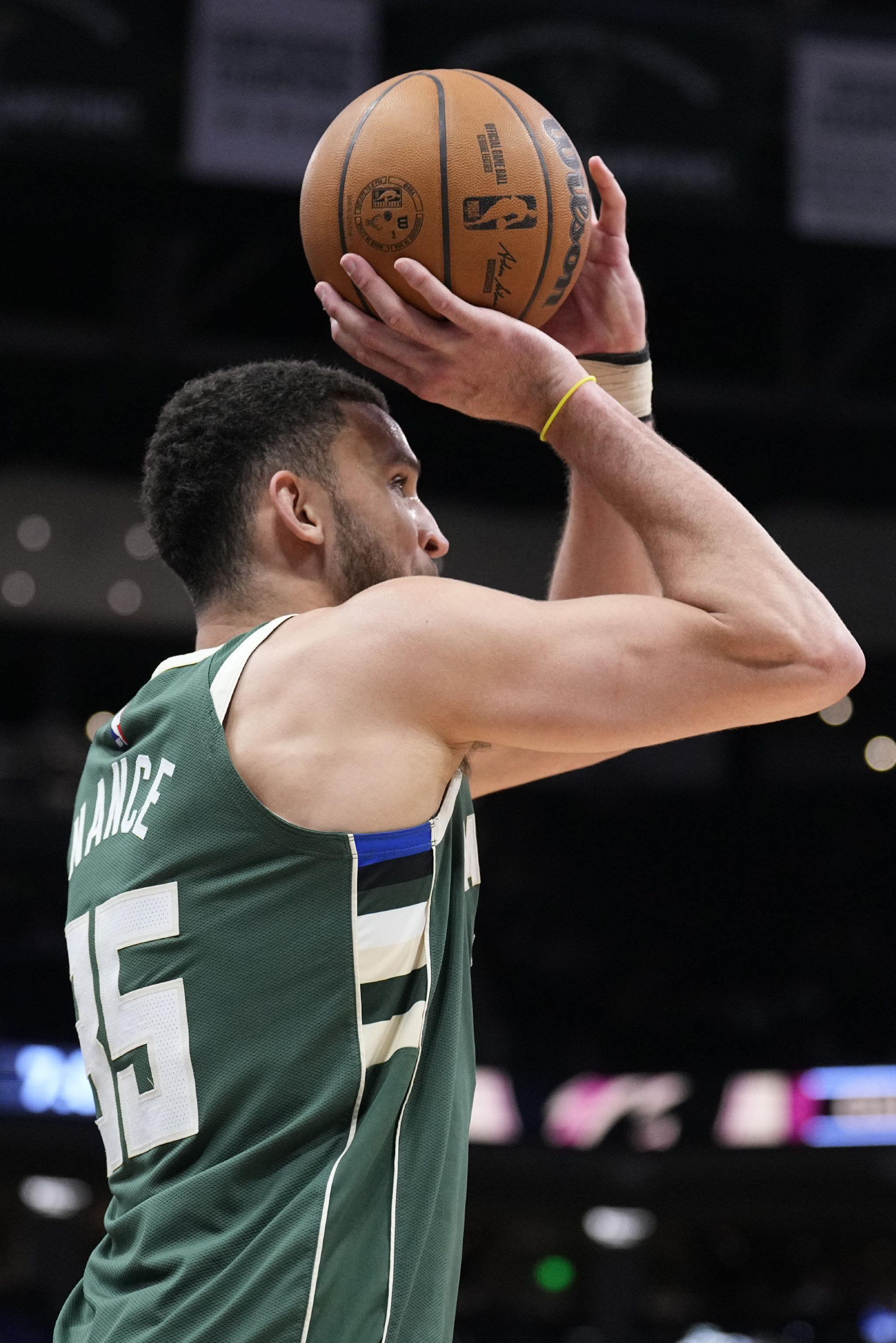 表现挺活跃！皮特·南斯半场7中5拿到12分 三分4中2&另有2板1帽