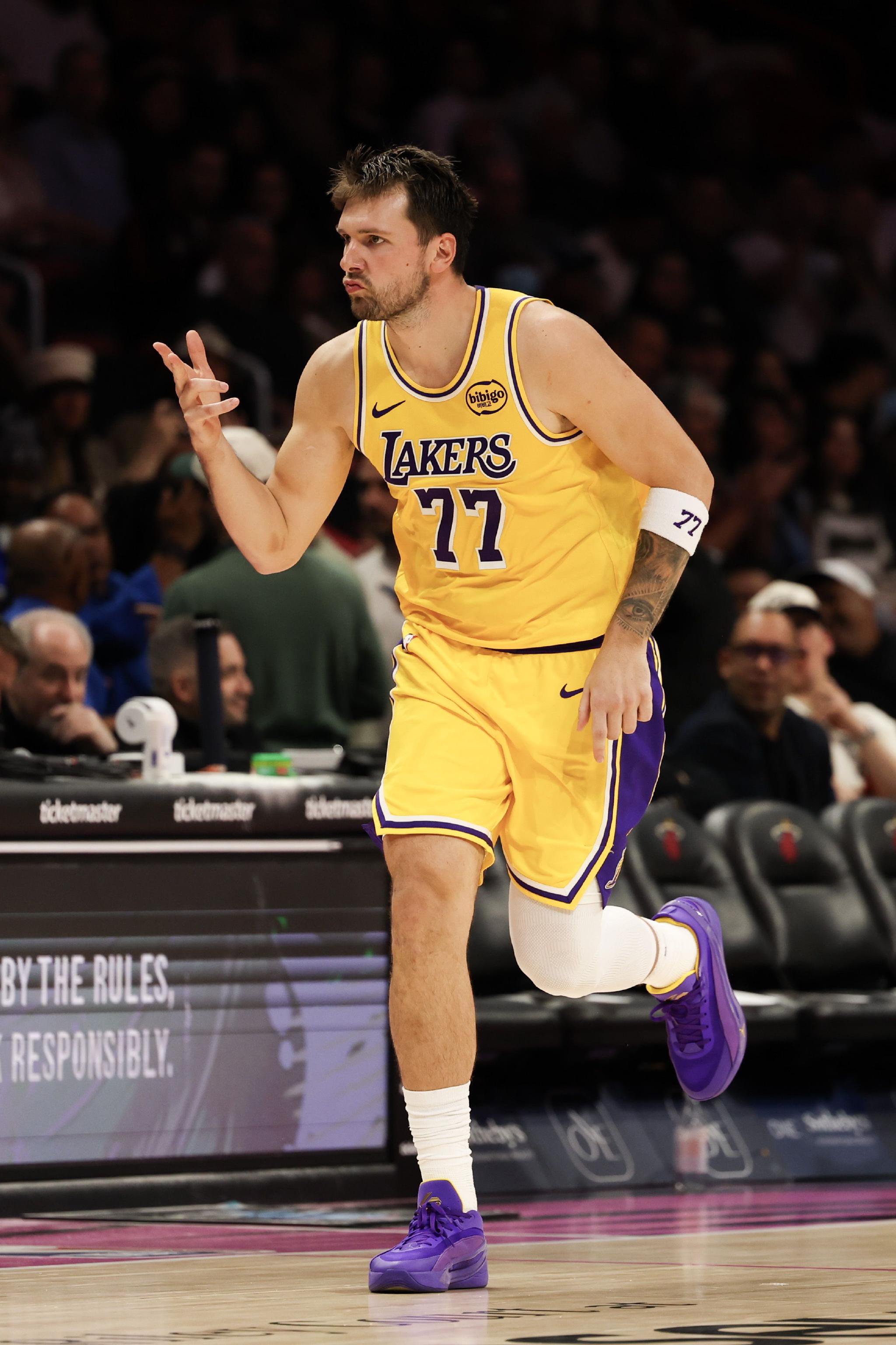 阿里纳斯：湖人输3场就像天塌了一样 东契奇带队82胜0负才能拿MVP