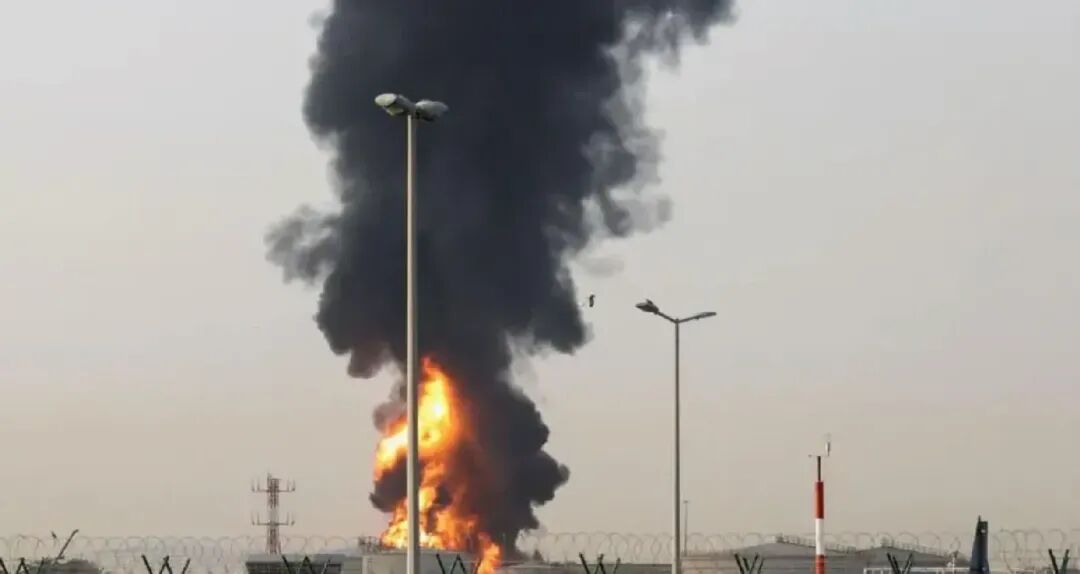 迪拜国际机场燃油库附近被击中，来源：BBC