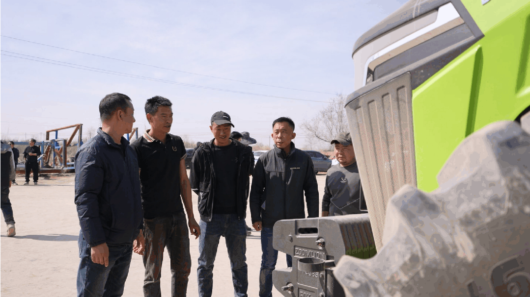 ▲考证现场，DV4104羼杂能源拖沓机受到高度热心