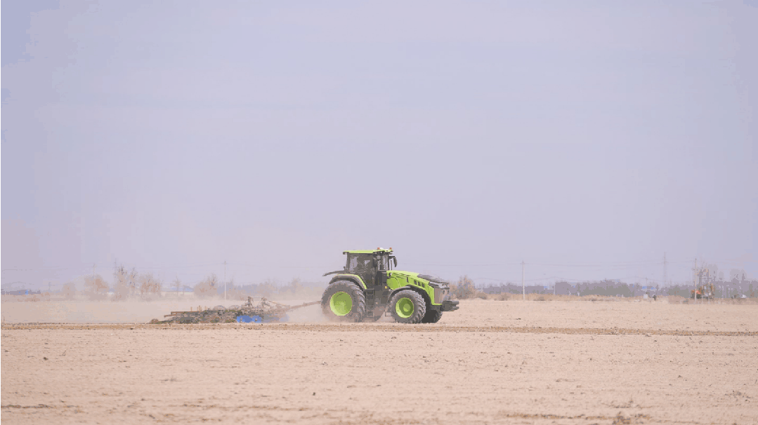 ▲DV4104羼杂能源拖沓机高效整地