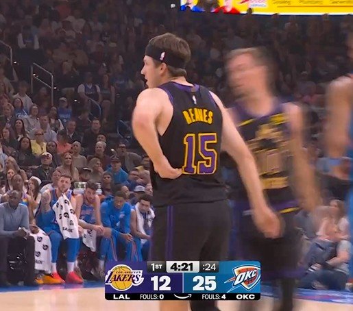 腰有点不舒服！湖记：里夫斯在暂停结束后直接回到更衣室接受检查