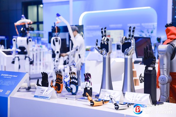 　　灵心巧手在2026中关村论坛展出三款灵巧手，覆盖消费级、工业级、科研级应用 