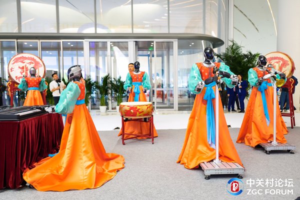 　　钢琴、唢呐、立鼓齐奏，“灵心乐府”机器人乐队成为会场焦点 
