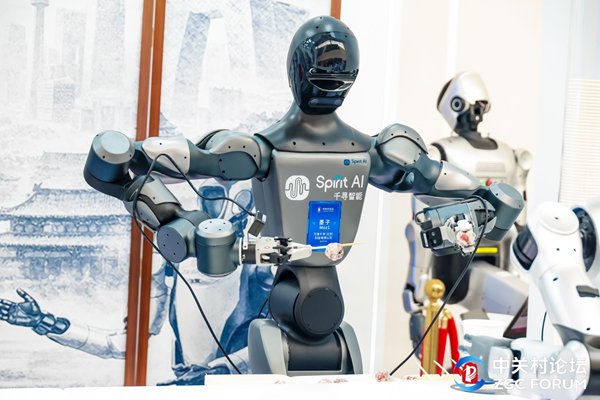 　　“机器人餐吧”内，千寻智能的“墨子”机器人正在串糖葫芦 