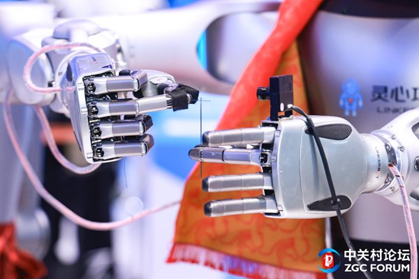 　　灵心巧手L20灵巧手现场表演“穿针引线” 