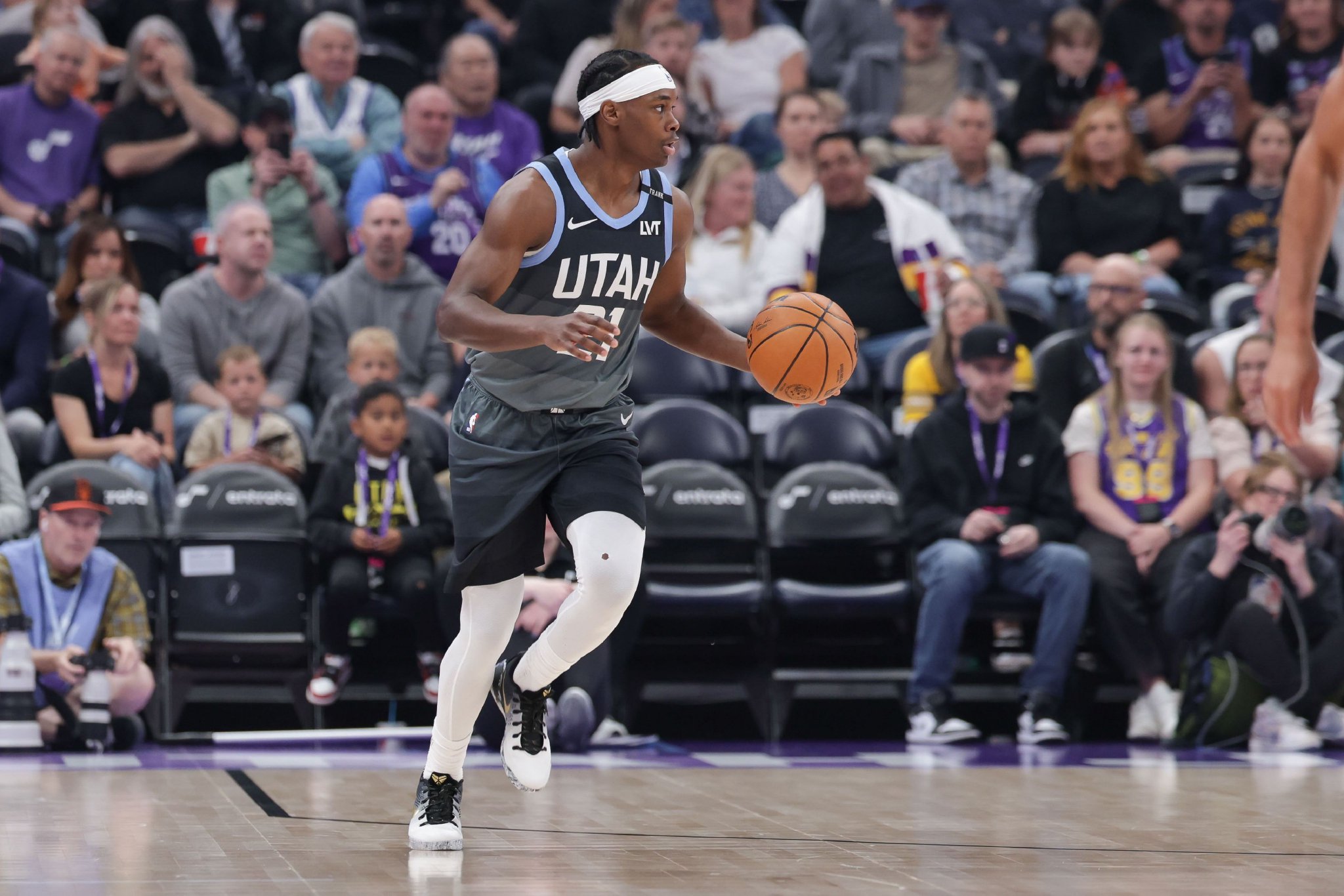 Shams：爵士与后卫贝兹·姆本签下一份两年的合同