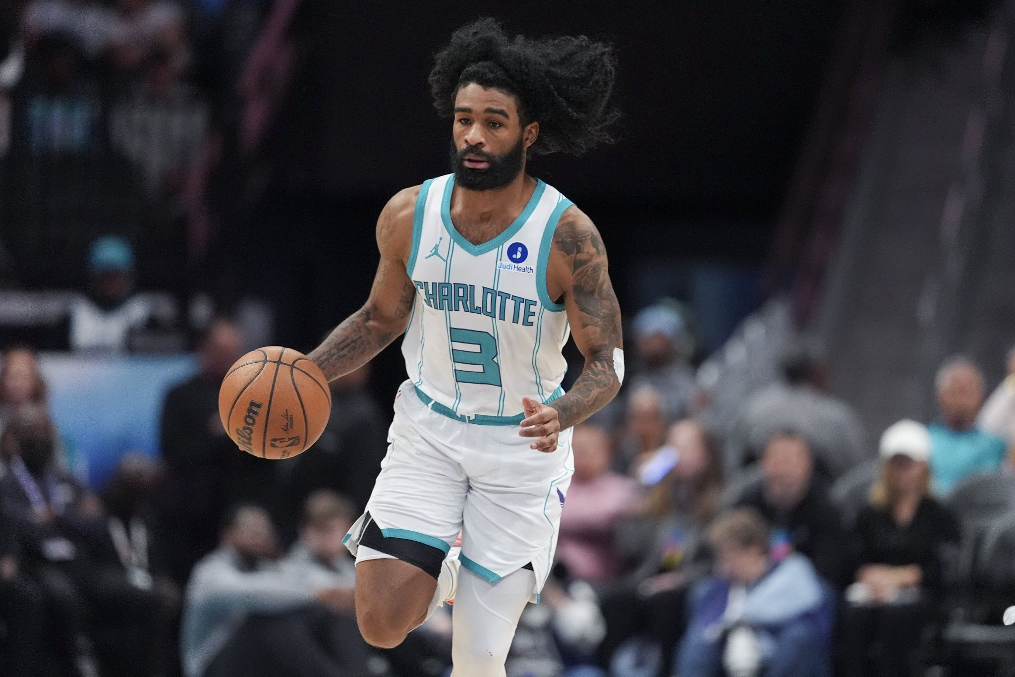 替补很稳！科比·怀特13中6拿到19分4板3助 次节独得10分