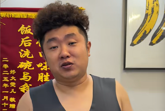 心脏检测仪怎么看32岁博主嘴唇发紫被粉丝催检查，背上动态检测仪发现心脏停搏2次！医生：心脏停跳后再启动叫“停搏”，不启动叫“猝死”_https://www.jmylbn.com_新闻资讯_第2张