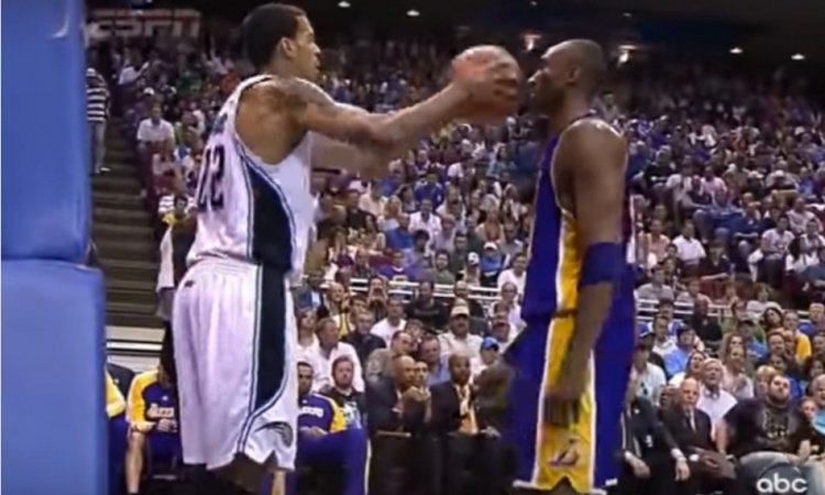 巴爷：科比肘击之类的小动作很多 有次打得我真想把他的头拧下来