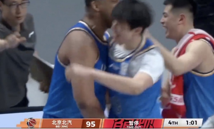 媒体人：关键三分！张鹏珲这计三分价值千金 让首钢压力得以缓解