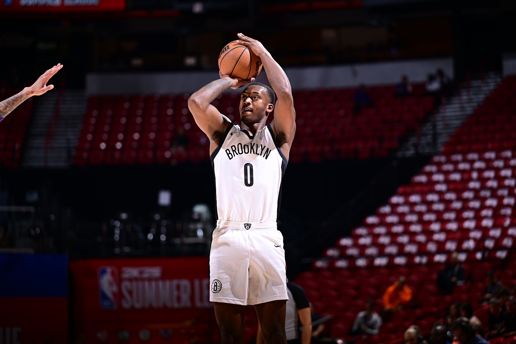 灰熊官宣：球队正式用10天短合同签下怀特黑德和奥卡尼