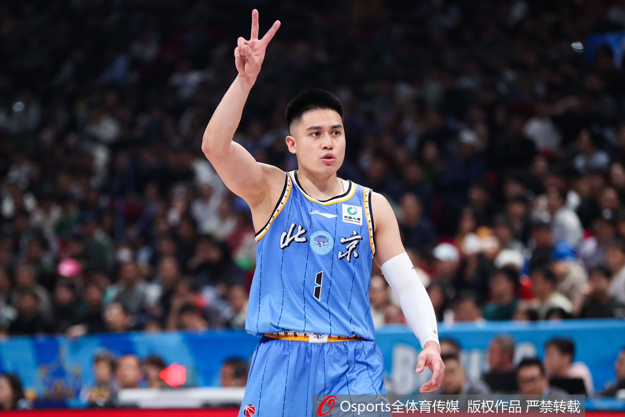 高开低走！陈盈骏周琦方硕先后离场 北京靠绝境三分逃出生天！