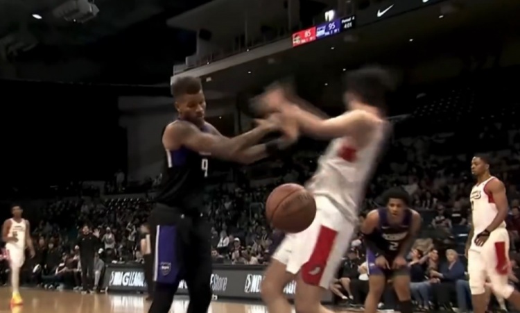 记者：杨瀚森面对报复动作总是一笑了之 有些人则选择干回去