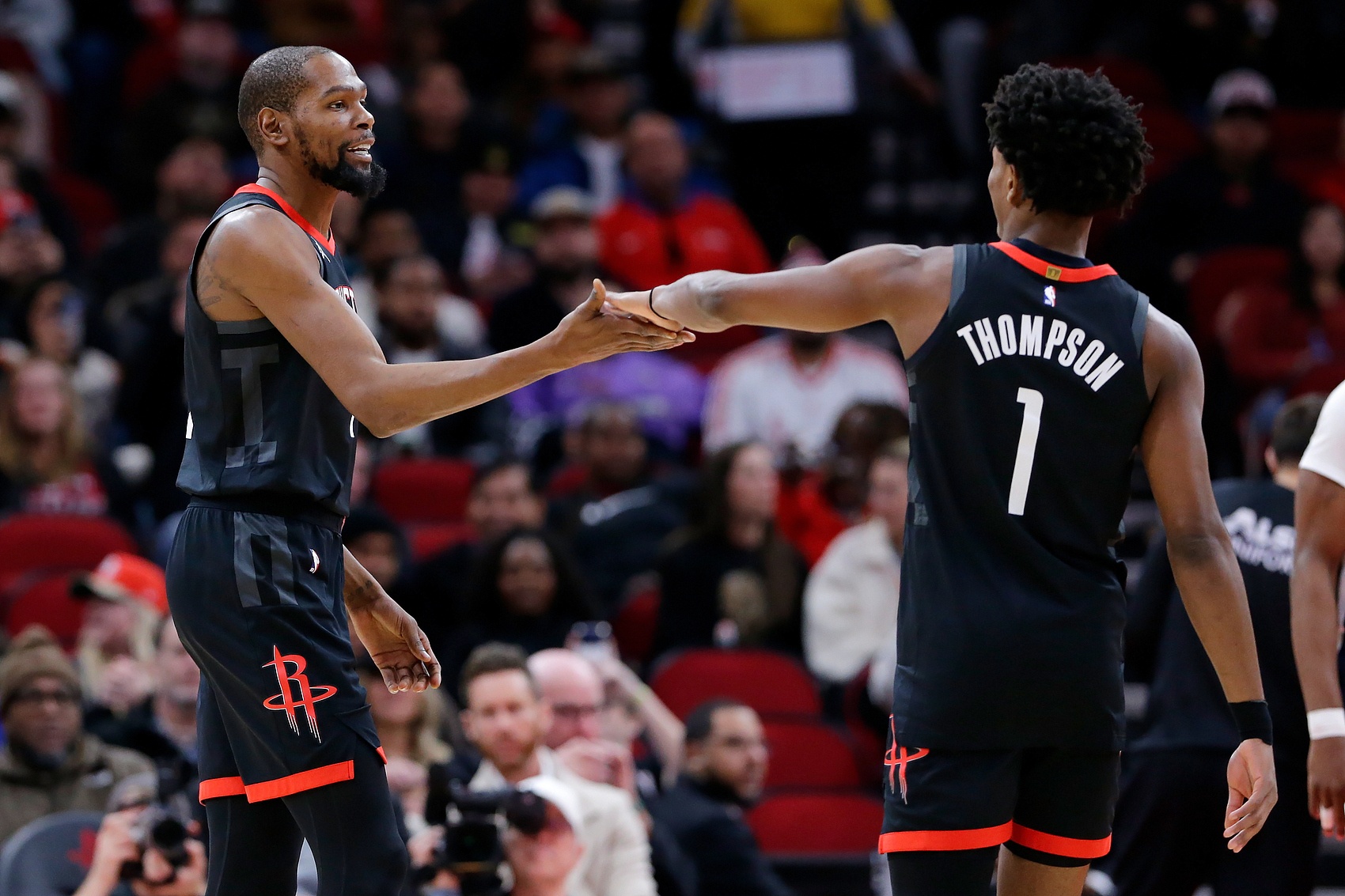 KD：阿门在进攻中可以随时切换位置 不知不觉就18+8+5+几个抢断了