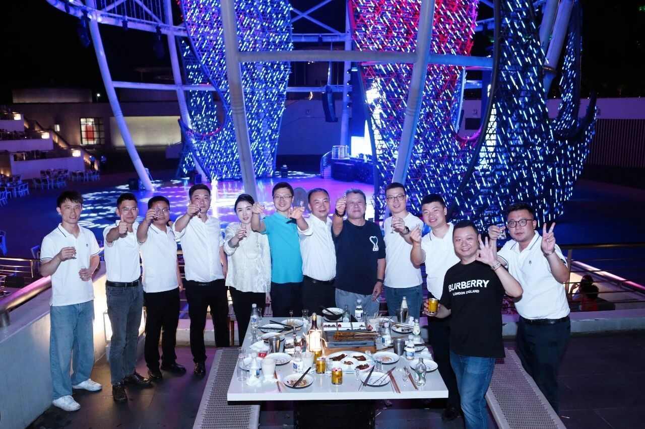 　　▲消费者在郎酒庄园酒歌广场