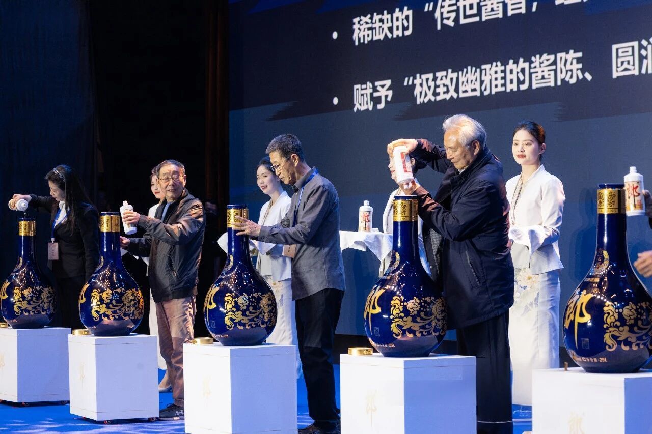 　　▲白酒专家、大师现场特调25L青花郎