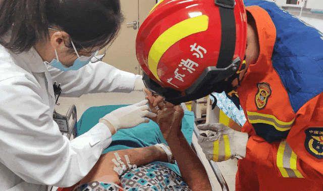 消防员为老人做安全保护措施。图源：广西消防 