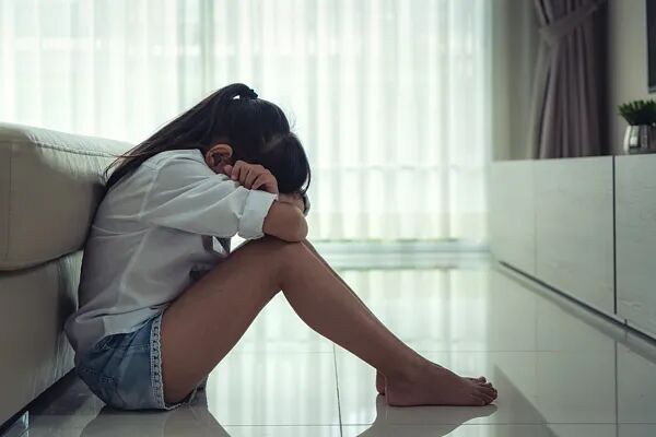 14岁女生一个月狂花1万多元，妈妈骂她“败家”！直到看见手腕伤痕，全家崩溃……