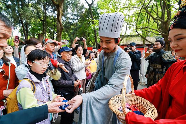 �ɶ����������ݿ�չ��Ѳ�λ�����οͲ��� �ɶ����������ݹ�ͼ